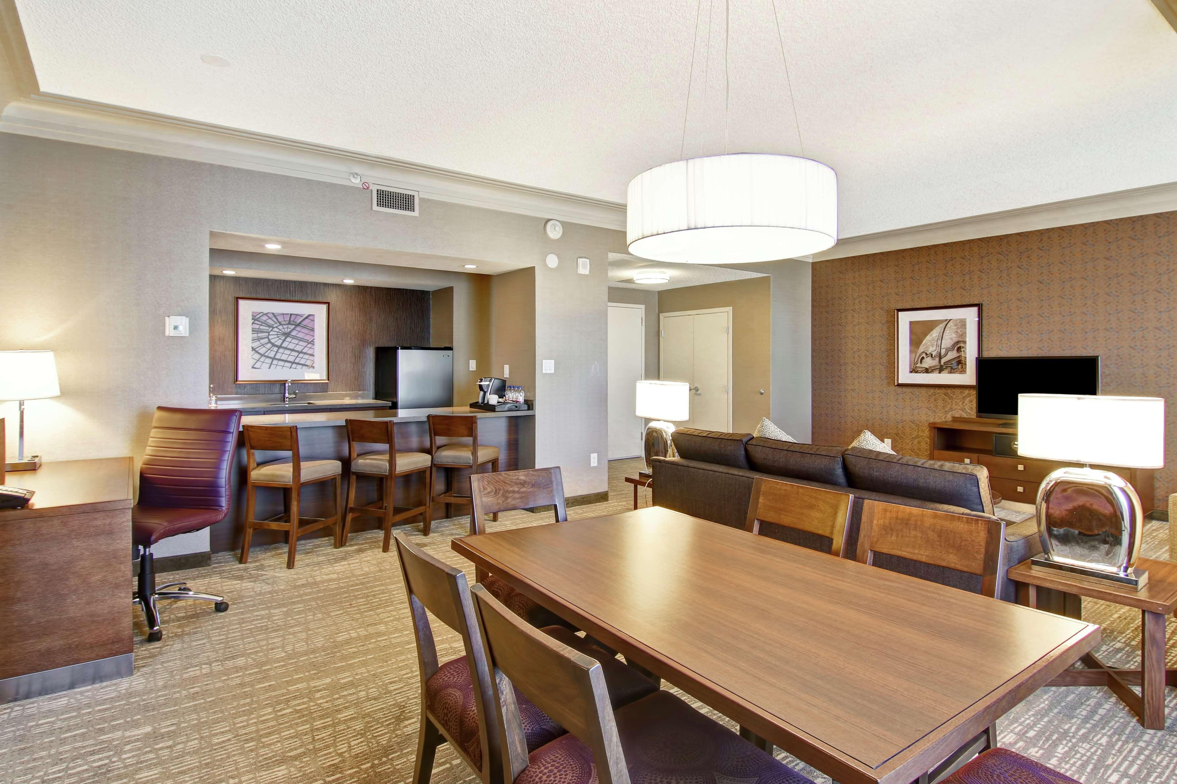 מלון Doubletree By Hilton West אדמונטון מראה חיצוני תמונה