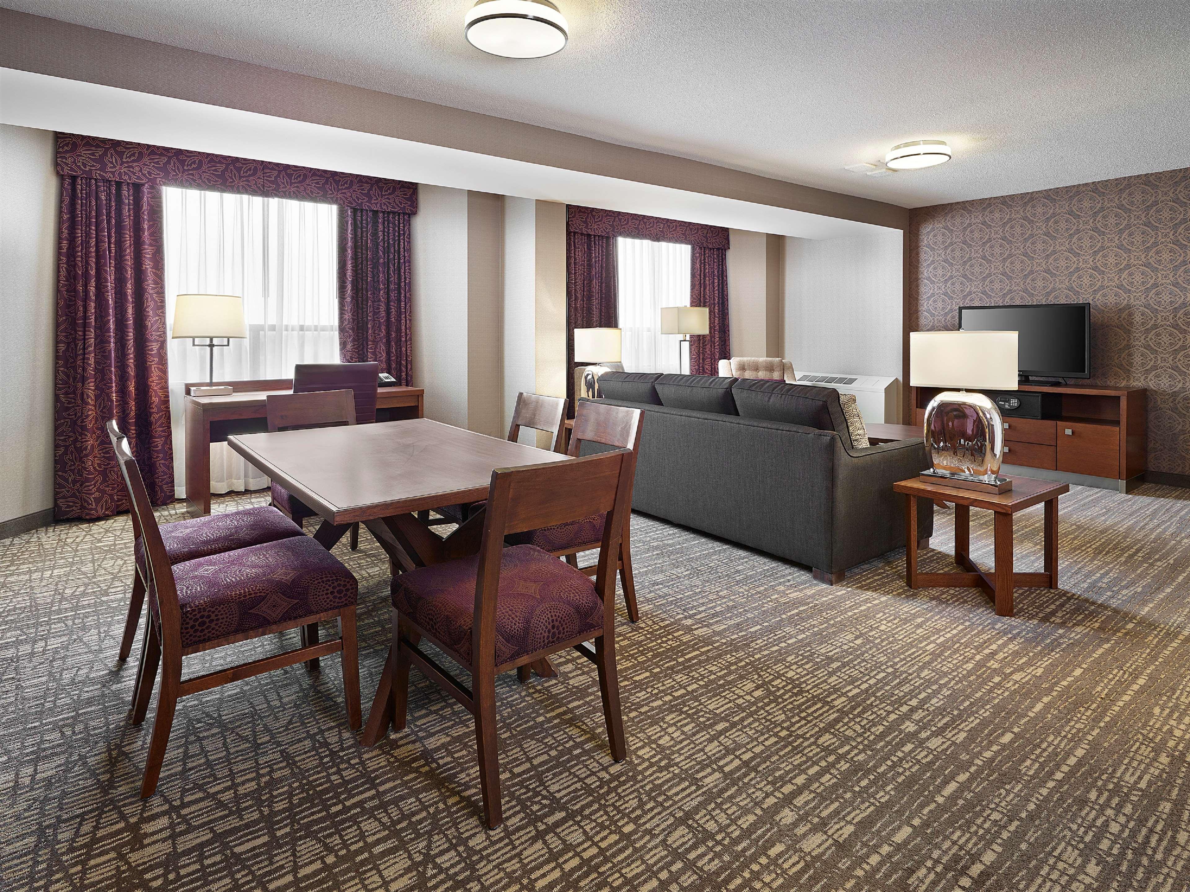 מלון Doubletree By Hilton West אדמונטון מראה חיצוני תמונה