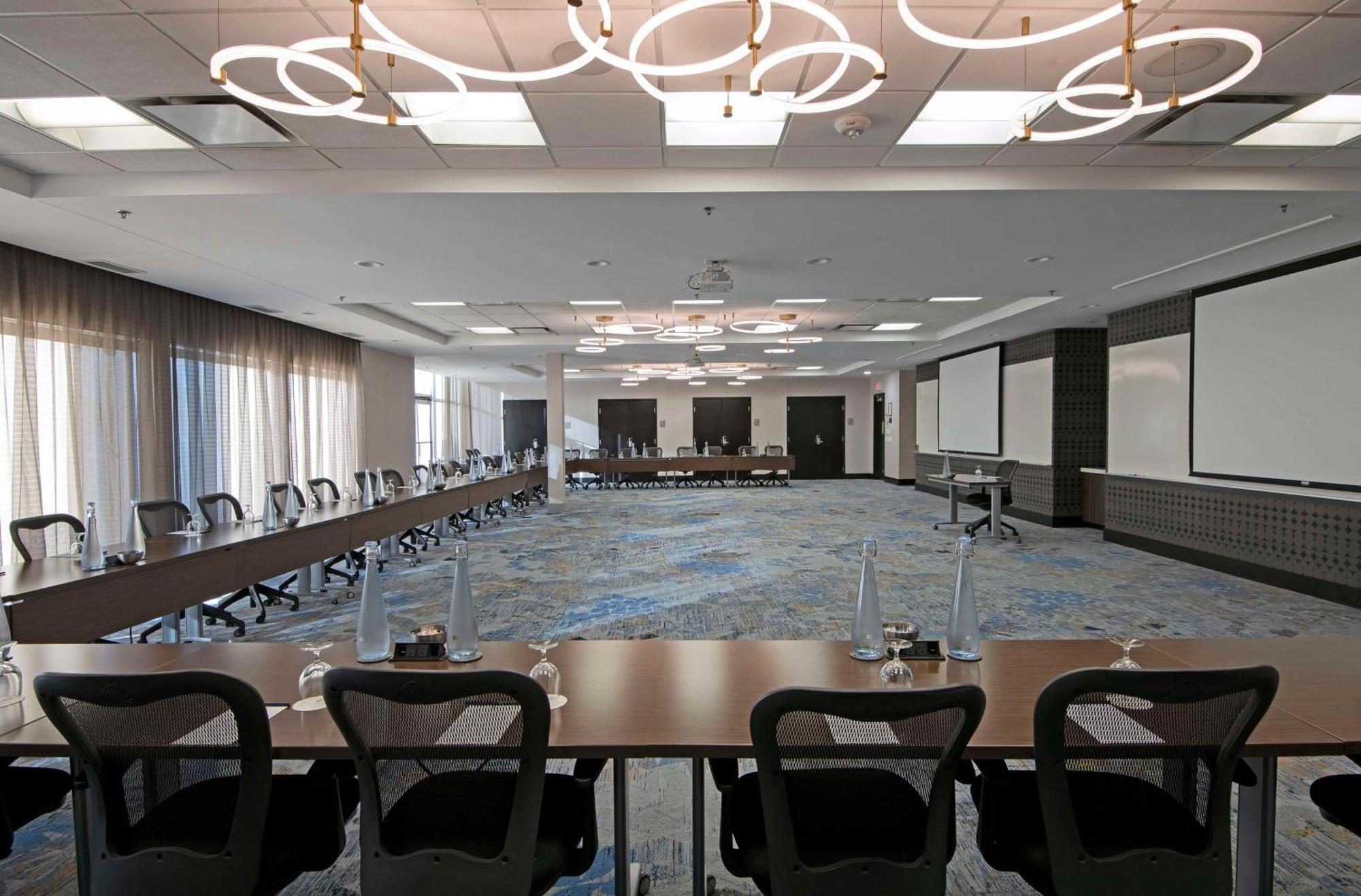 מלון Doubletree By Hilton West אדמונטון מראה חיצוני תמונה