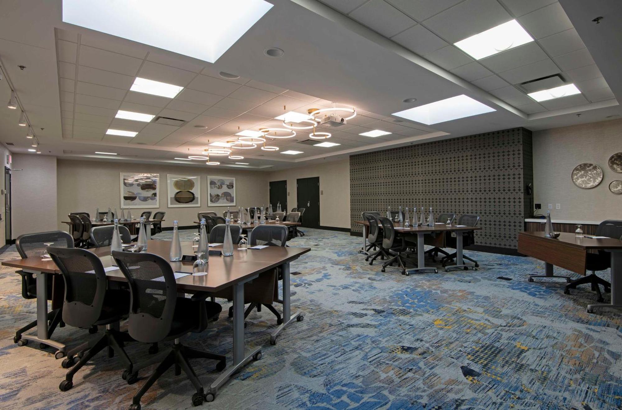 מלון Doubletree By Hilton West אדמונטון מראה חיצוני תמונה